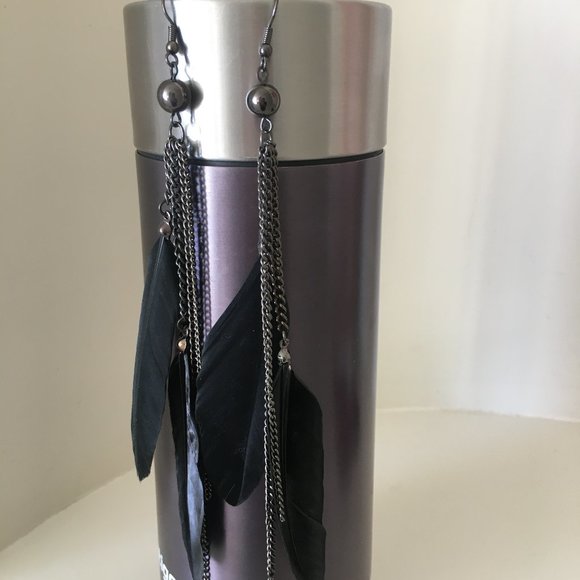 Beautiful Elegant Feather Drape Earrings - Picture 4 of 4